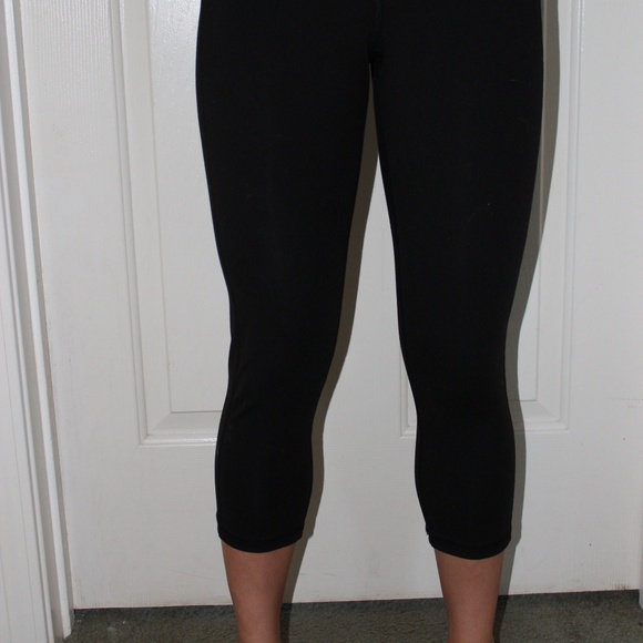 Black Old Navy Athletic Cropped Leggings - Picture 2 of 2